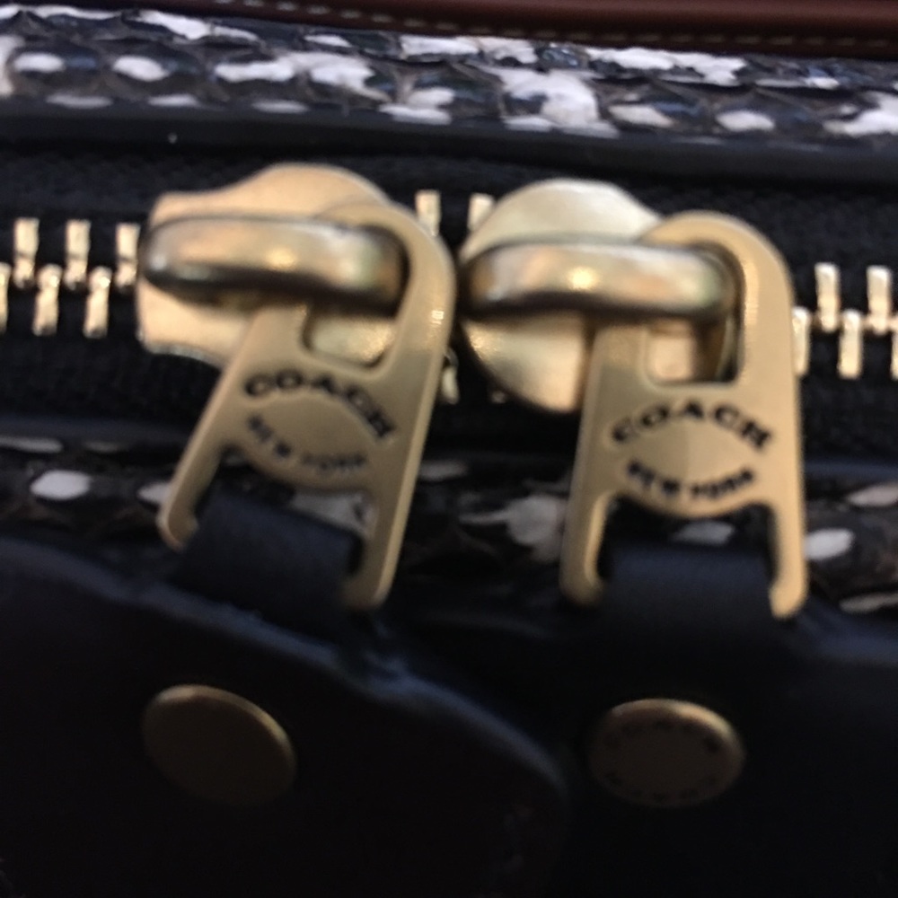 Stunning Coach Exotic Detailed Mason Color - Picture 11 of 16